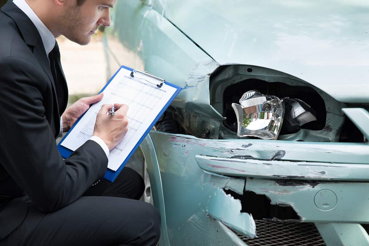 businessma writing notes about loss assesment